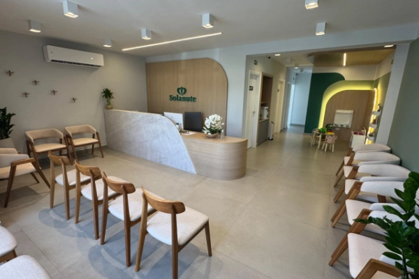Recepção acolhedora e moderna de clínica pediátrica no Campolim.